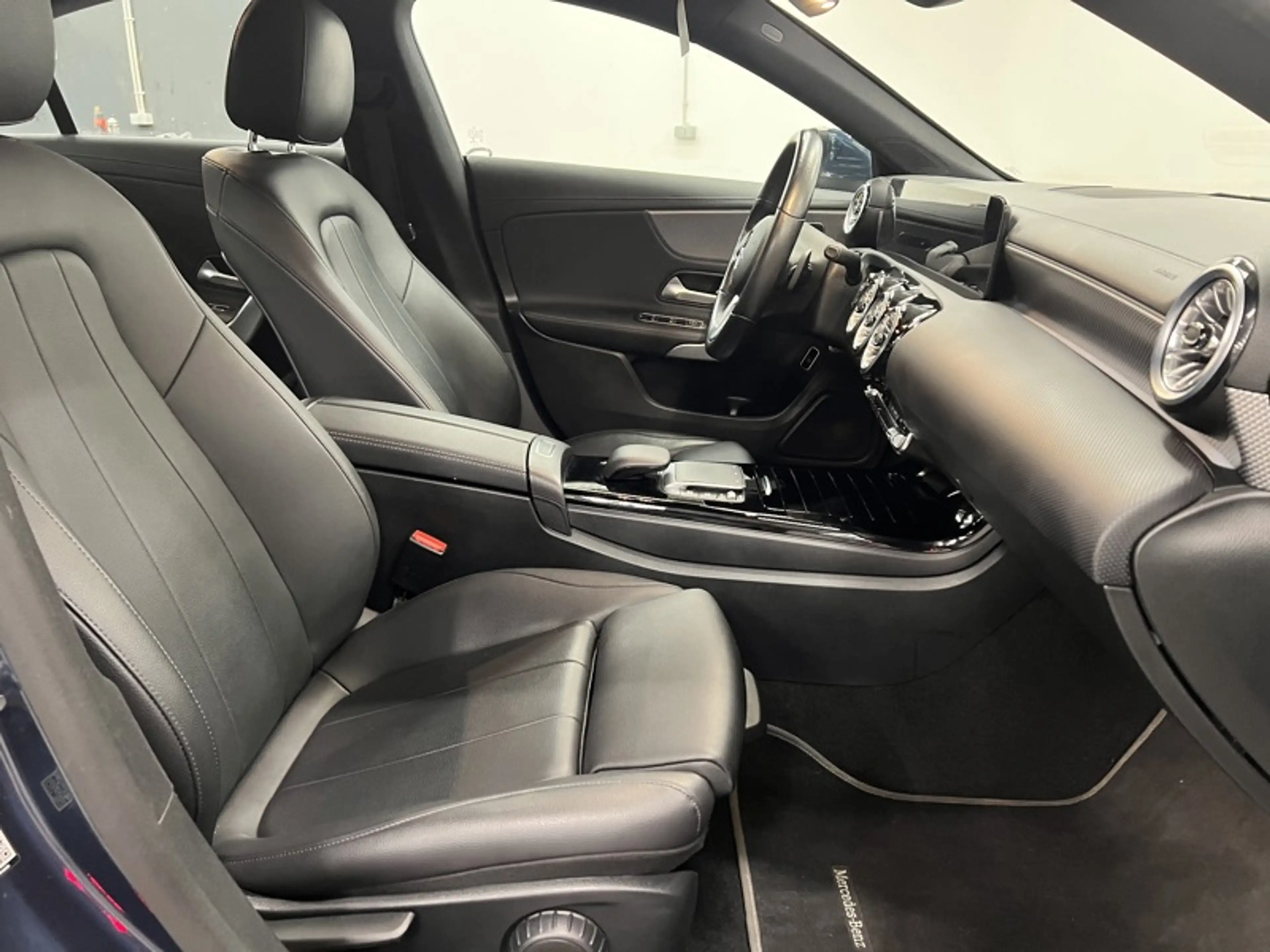 Mercedes-Benz CLA 180 d Coupé Luxury Line — photo 13
