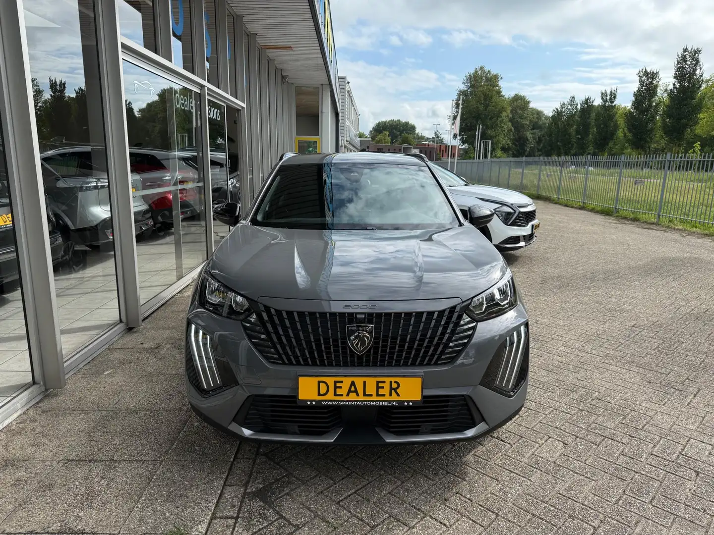 Peugeot 2008 1.2 PureTech 130 Allure / ACHTERUITRIJCAMERA / APP Grijs - 2