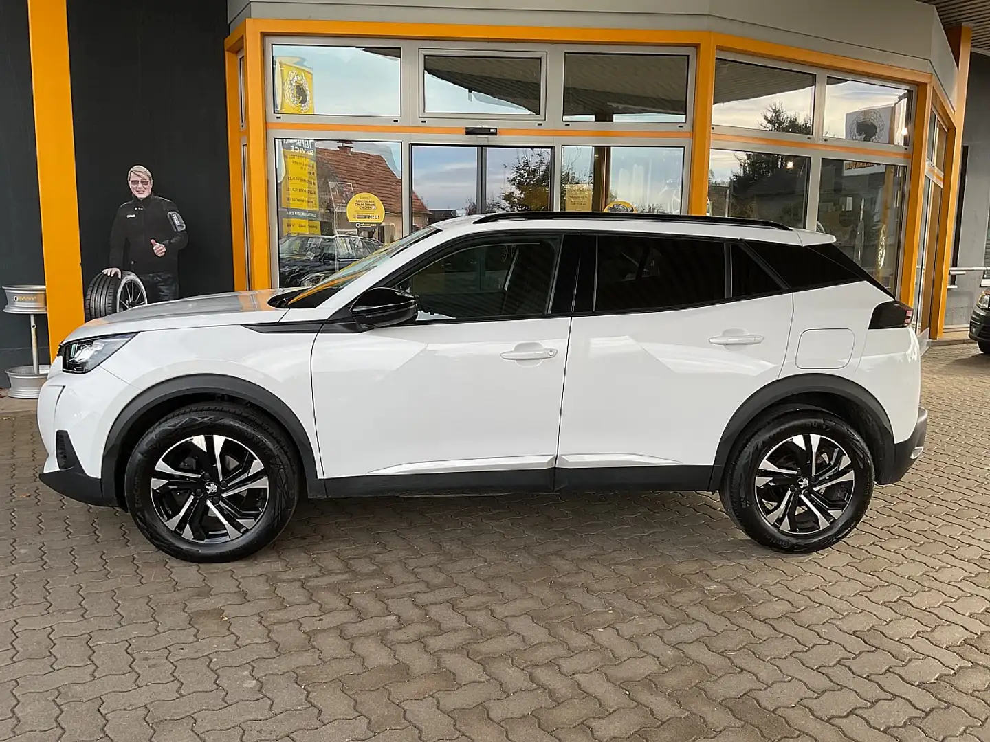 Peugeot 2008 PureTech 130 S&S Allure**NAVI*KAMERA** Weiß - 2