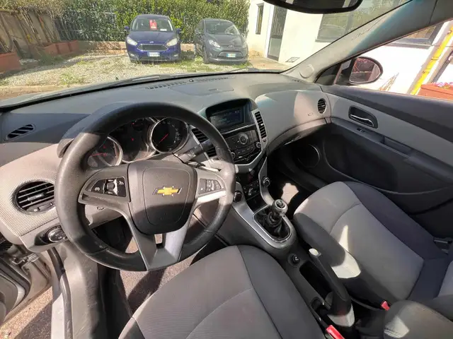 Chevrolet Cruze view 9