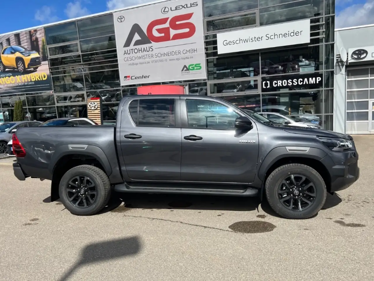 Toyota Hilux Double Cab Invincible 4x4 - On Stock 3