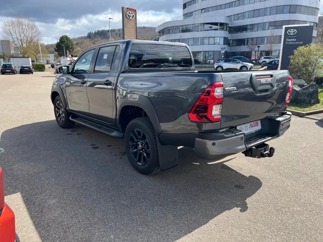 Toyota Hilux Double Cab Invincible 4x4 - On Stock 5