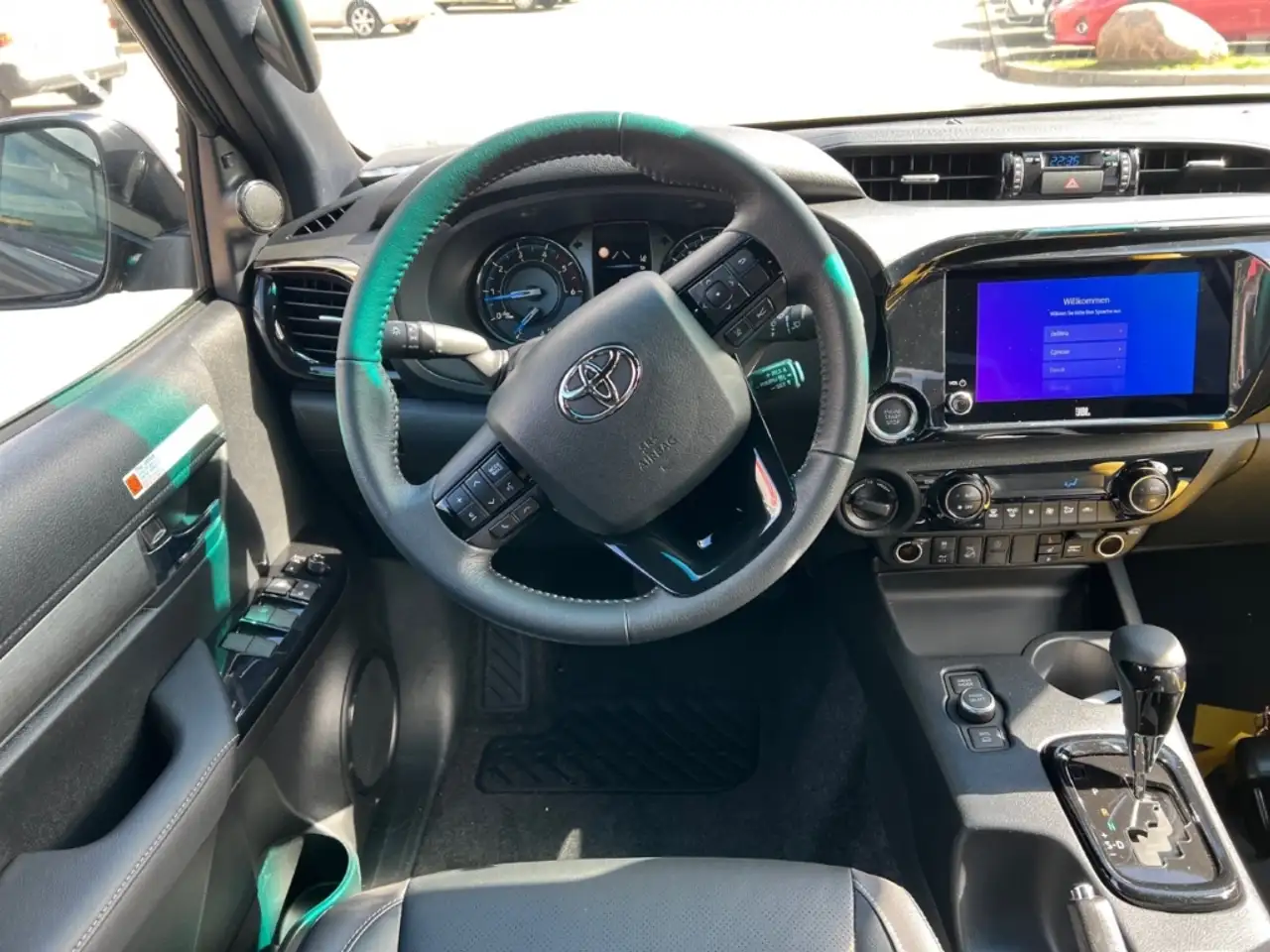 Toyota Hilux Double Cab Invincible 4x4 - On Stock 13