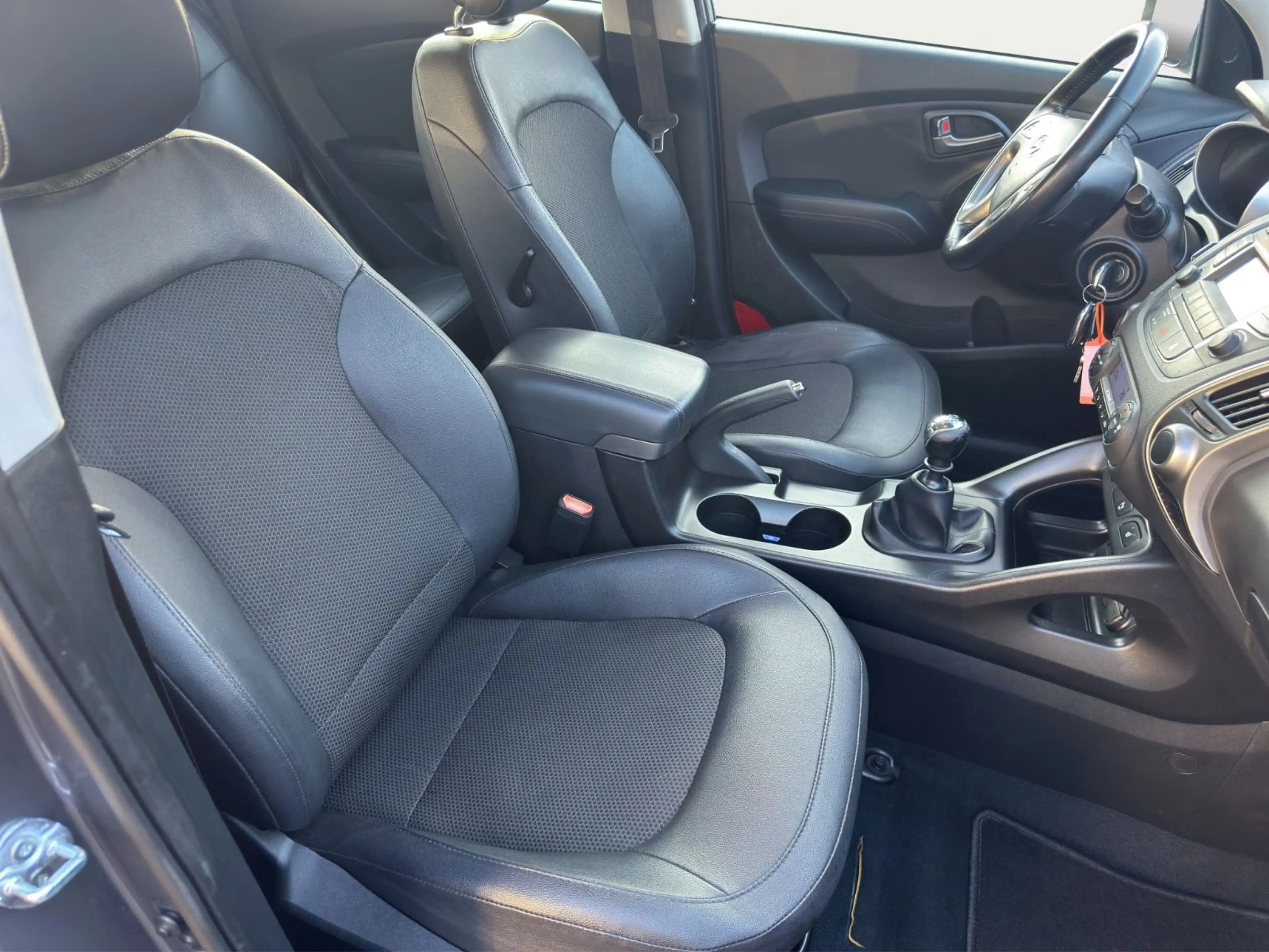 Hyundai iX35 1.6 FINALE*AHK*PDC*SITZHEIZUNG*TEILLEDER* — photo 12