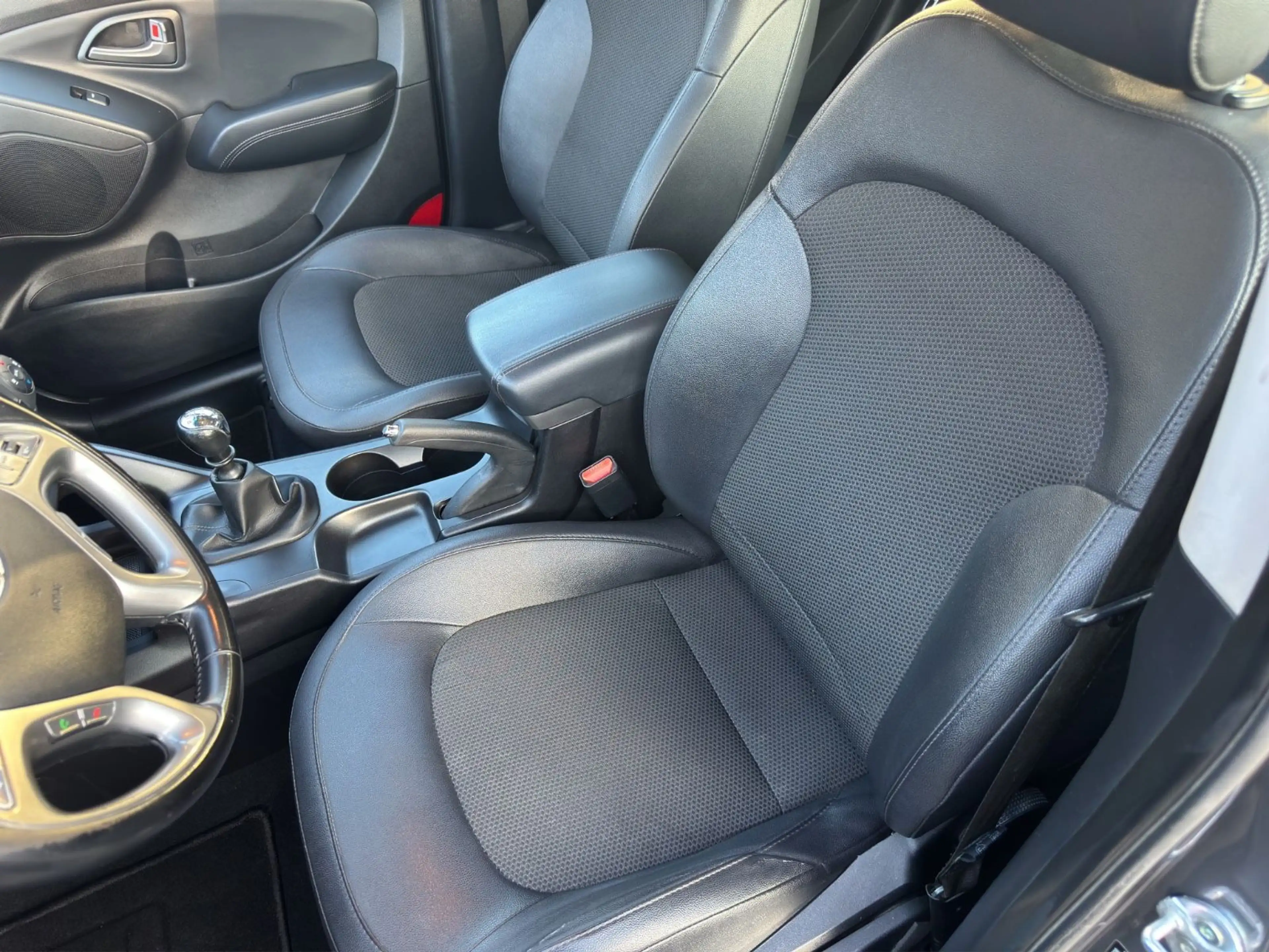 Hyundai iX35 1.6 FINALE*AHK*PDC*SITZHEIZUNG*TEILLEDER* — photo 9