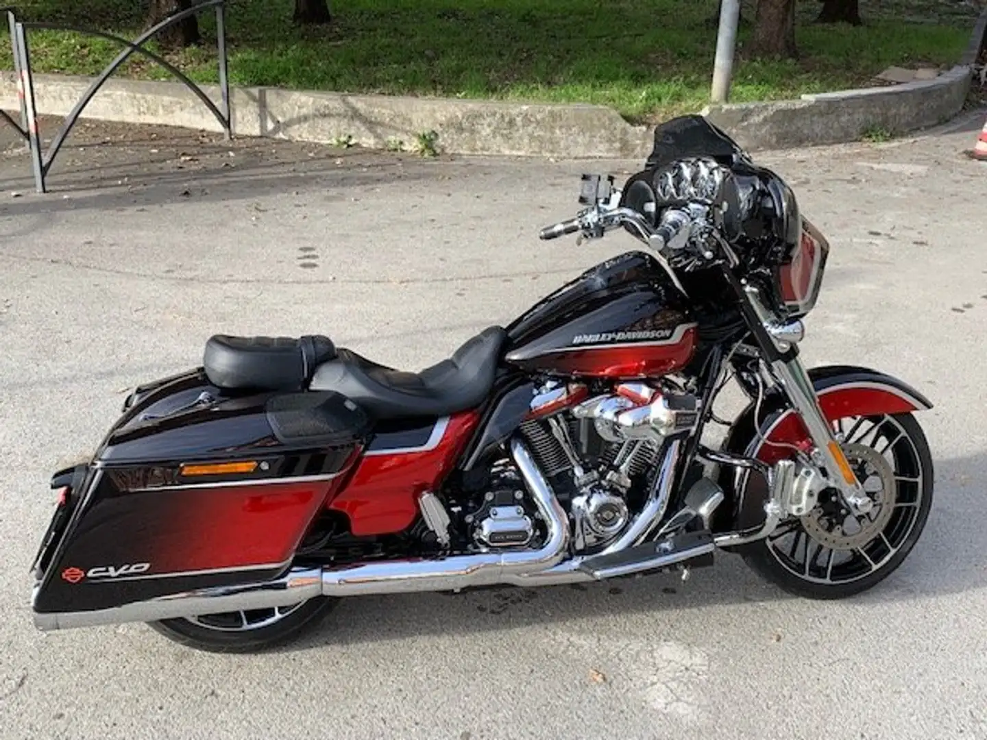 Harley-Davidson Street Glide CVO Roşu - 1