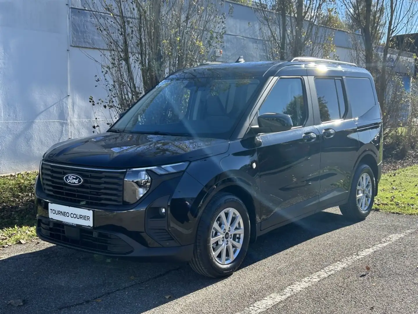 Ford Tourneo Courier Titanium 1.0EcoBoost 125PS M6 Schwarz - 1