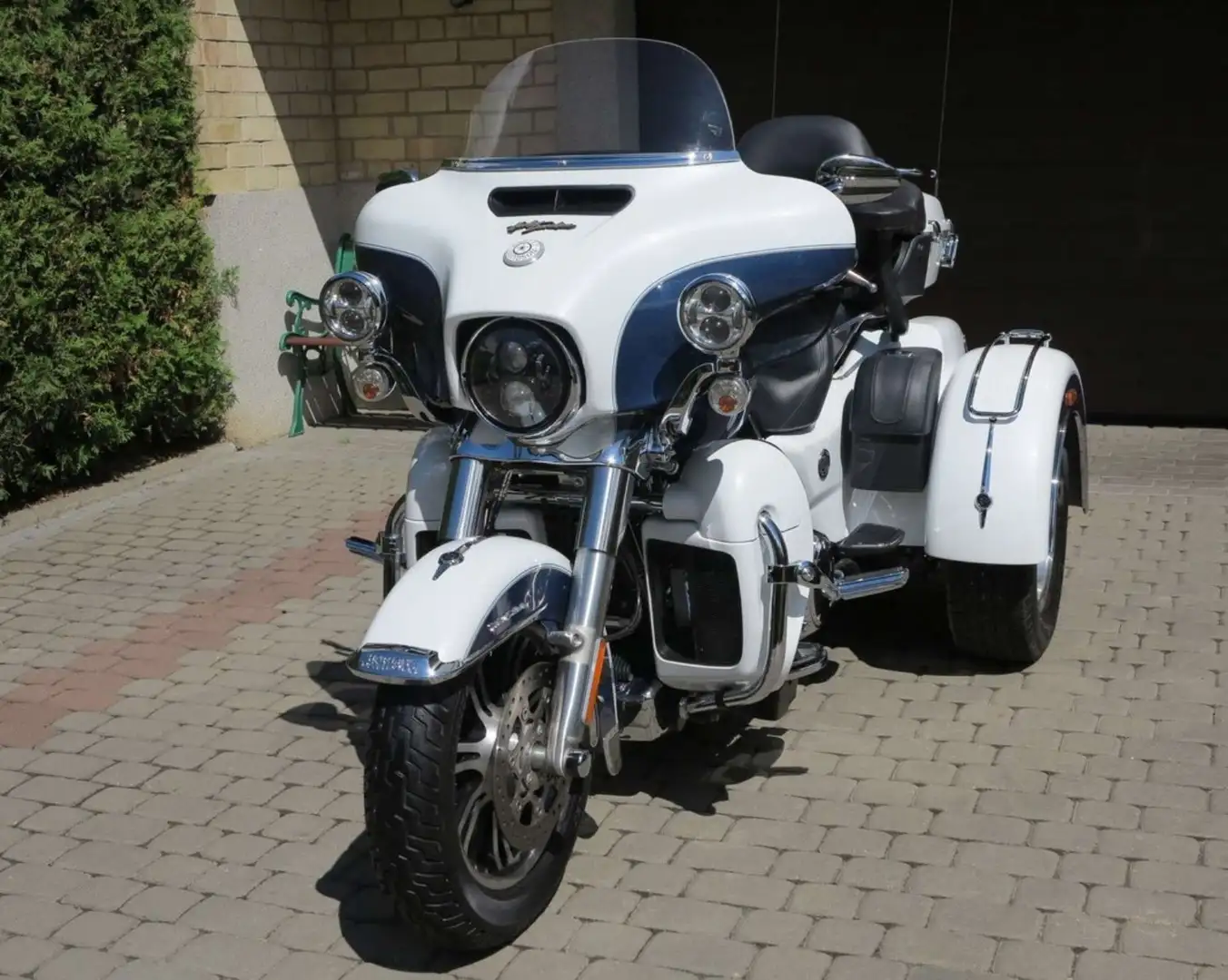 Harley-Davidson Tri Glide ULTRA Bianco - 1