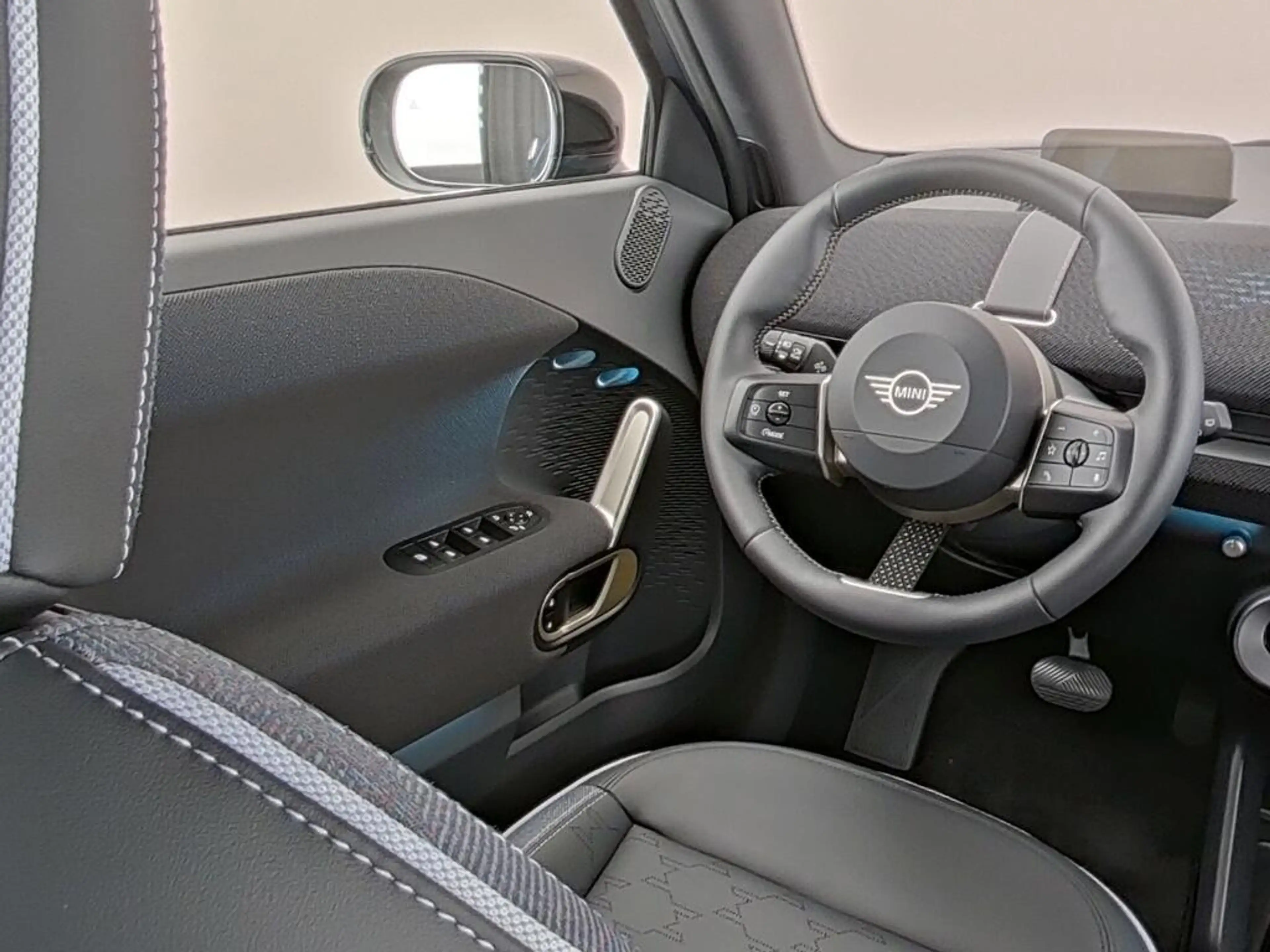 MINI Aceman SE Classic S 54.2 kWh — photo 4
