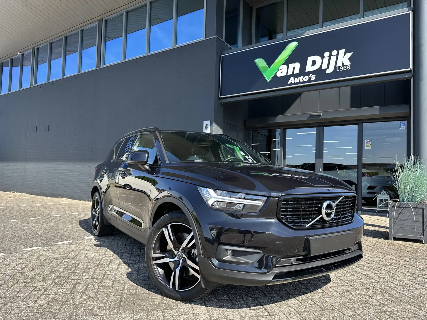 Volvo XC40 1.5 T5 Recharge R-Design Zwart - 1