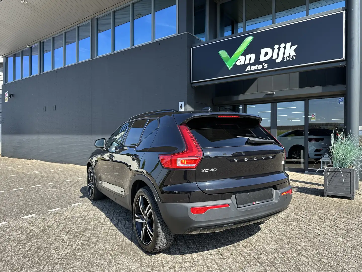 Volvo XC40 1.5 T5 Recharge R-Design Zwart - 2