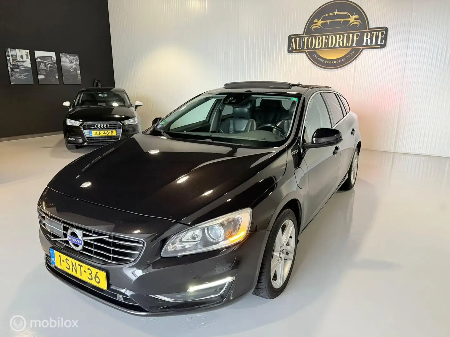 Volvo V60 2.4 D6 AWD Plug-In Hybrid Summum Zwart - 2