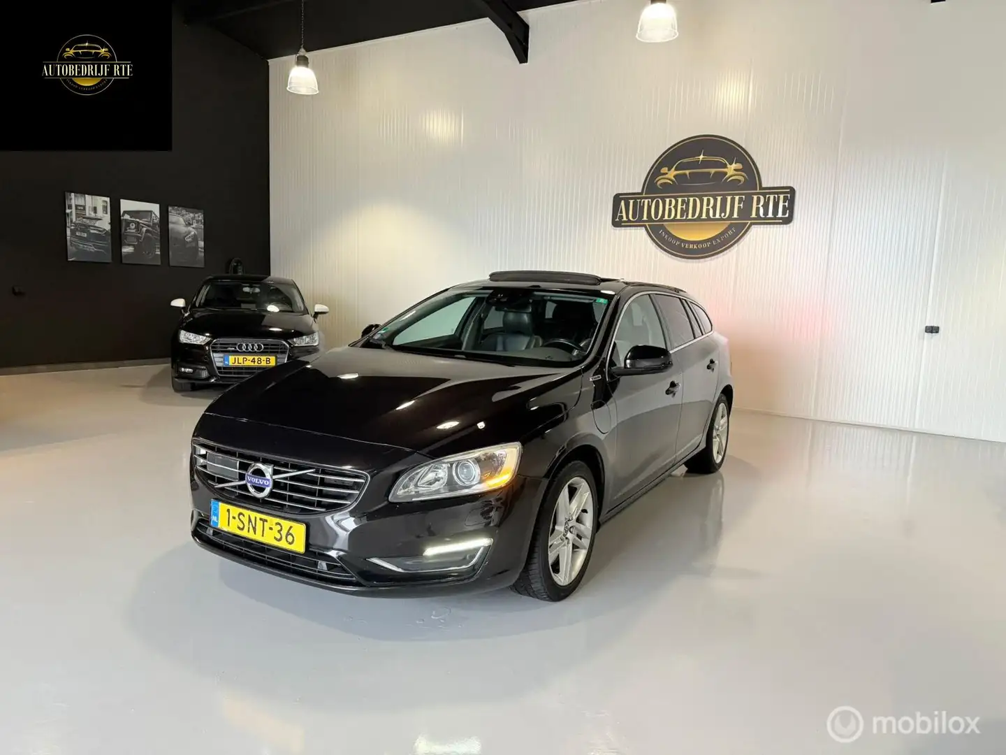 Volvo V60 2.4 D6 AWD Plug-In Hybrid Summum Zwart - 1