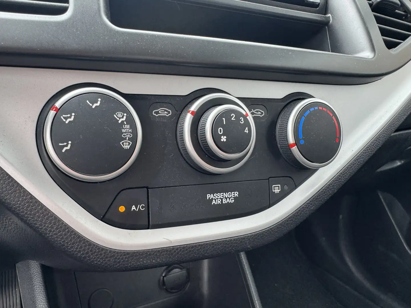 Kia Picanto 1.0 Benzin TÜV NEU 1.Hand Unfallfrei Scheckheft Grijs - 2