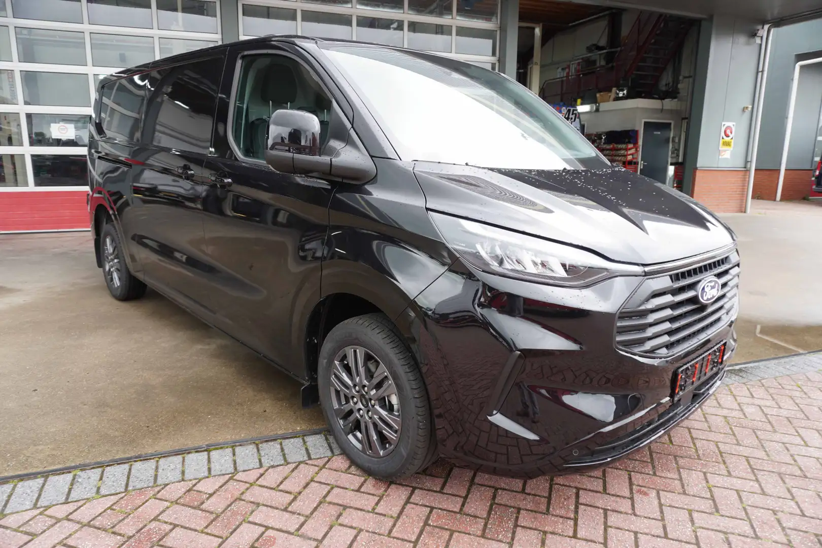 Ford Transit Custom 320L 2.0 TDCI 170PK L2H1 Limited Automaat Nr. V154 Zwart - 2