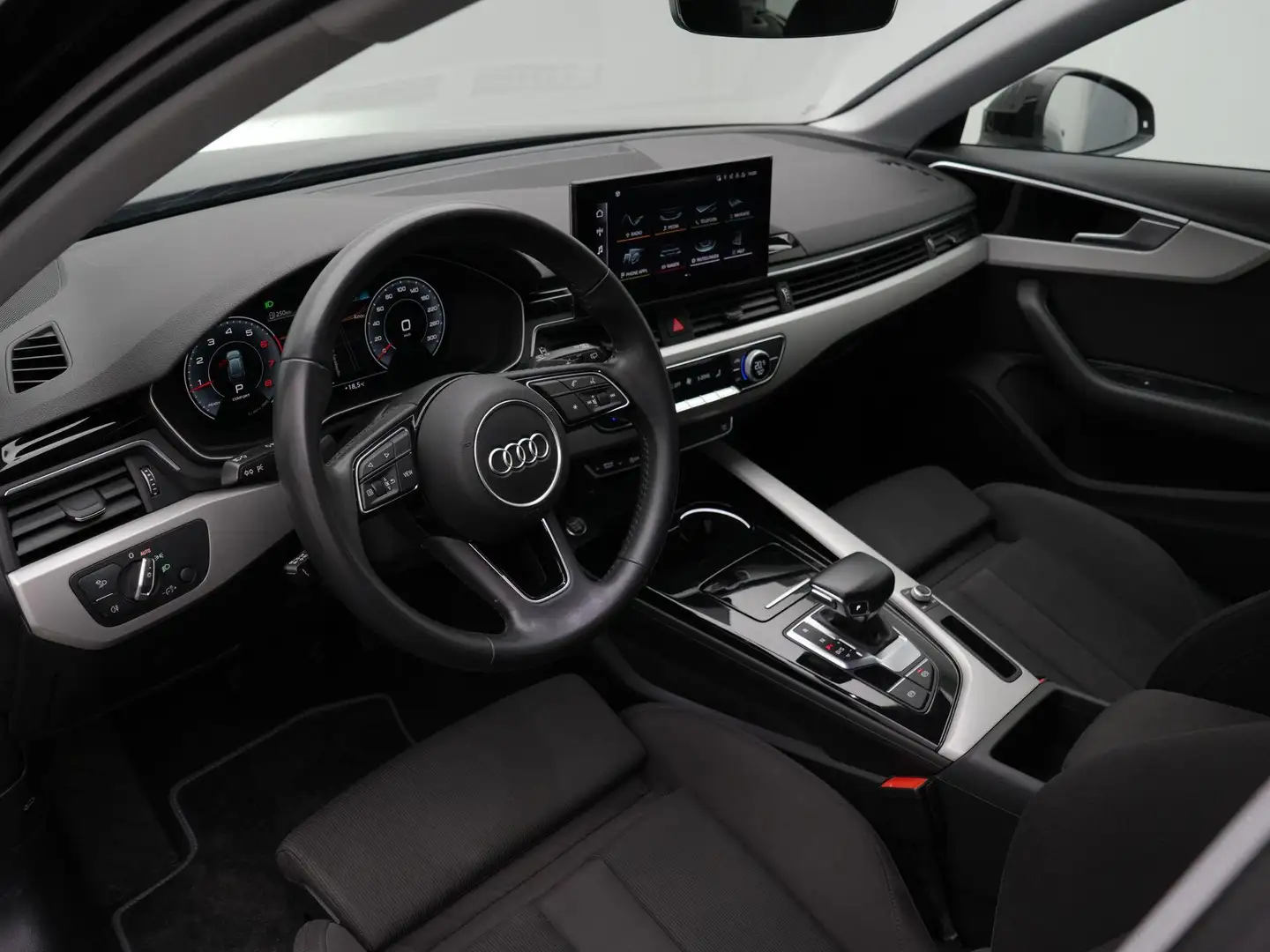 Audi A4 Avant 35 TFSI 150 pk S-tronic Launch edition Busin Noir - 2