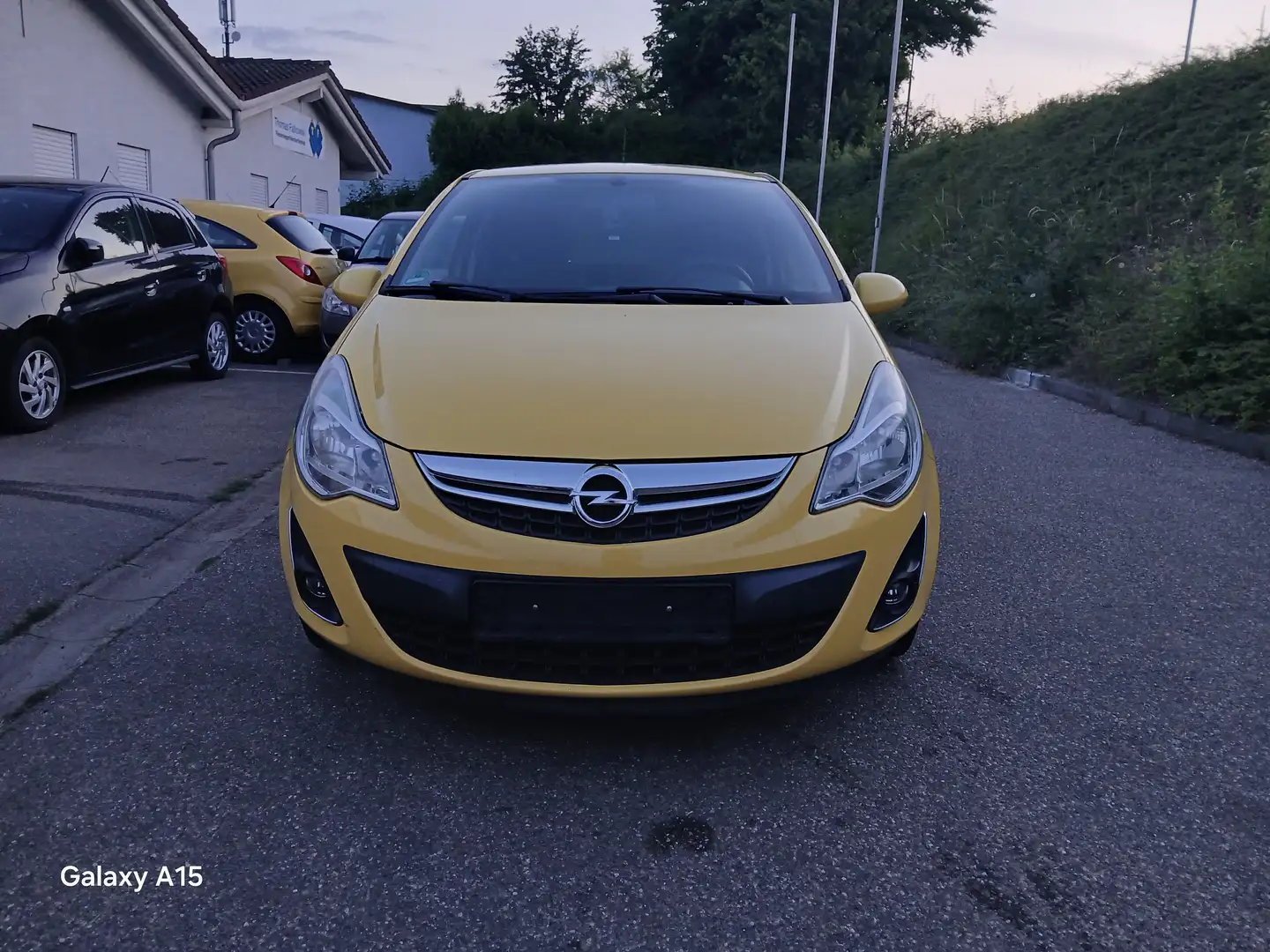 Opel Corsa 1.2 16V Neu TÜV Neu Inspektion Garantie Automatik Amarillo - 1