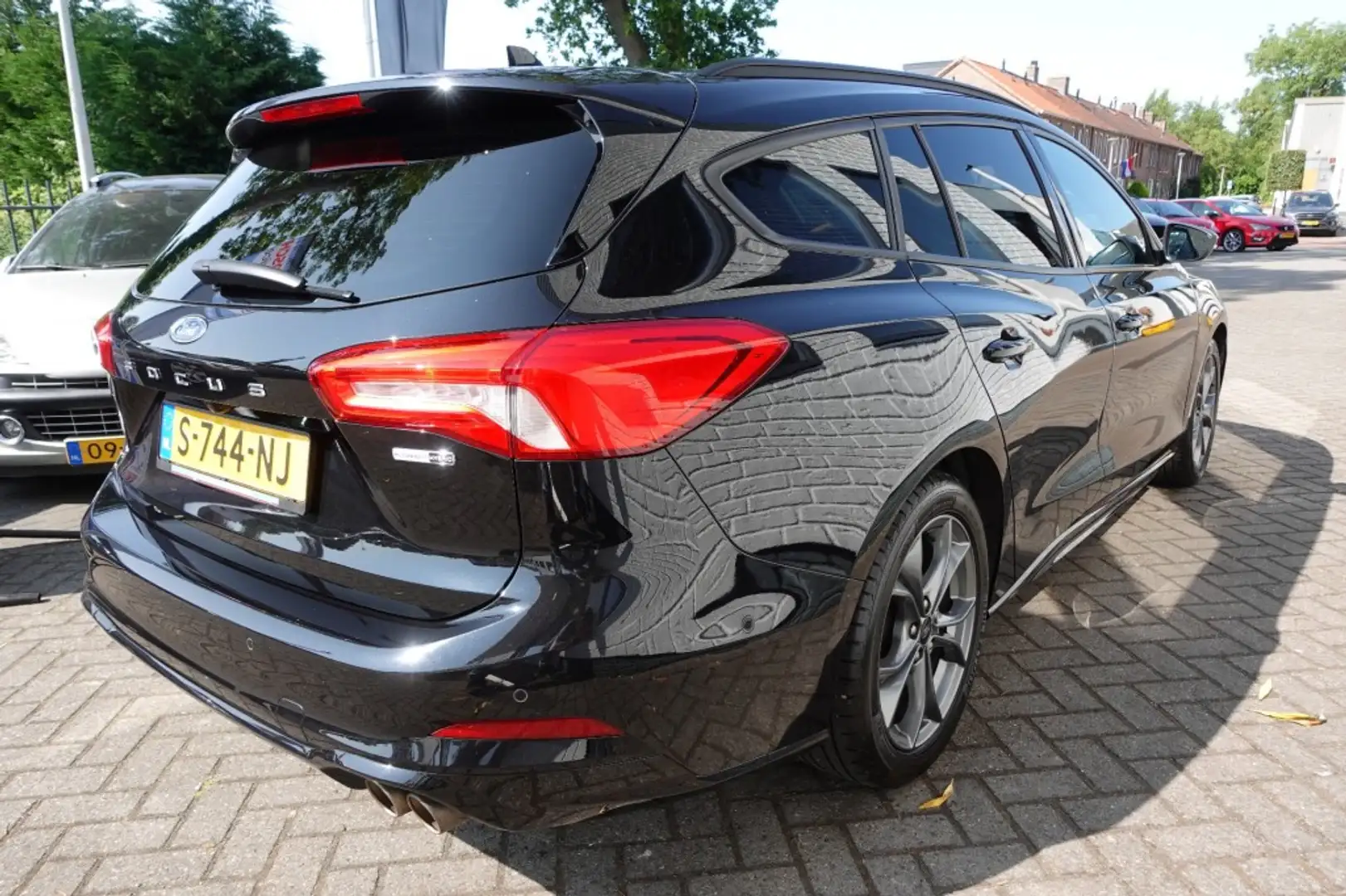 Ford Focus 1.0 EBH ST L. XBNS Zwart - 2