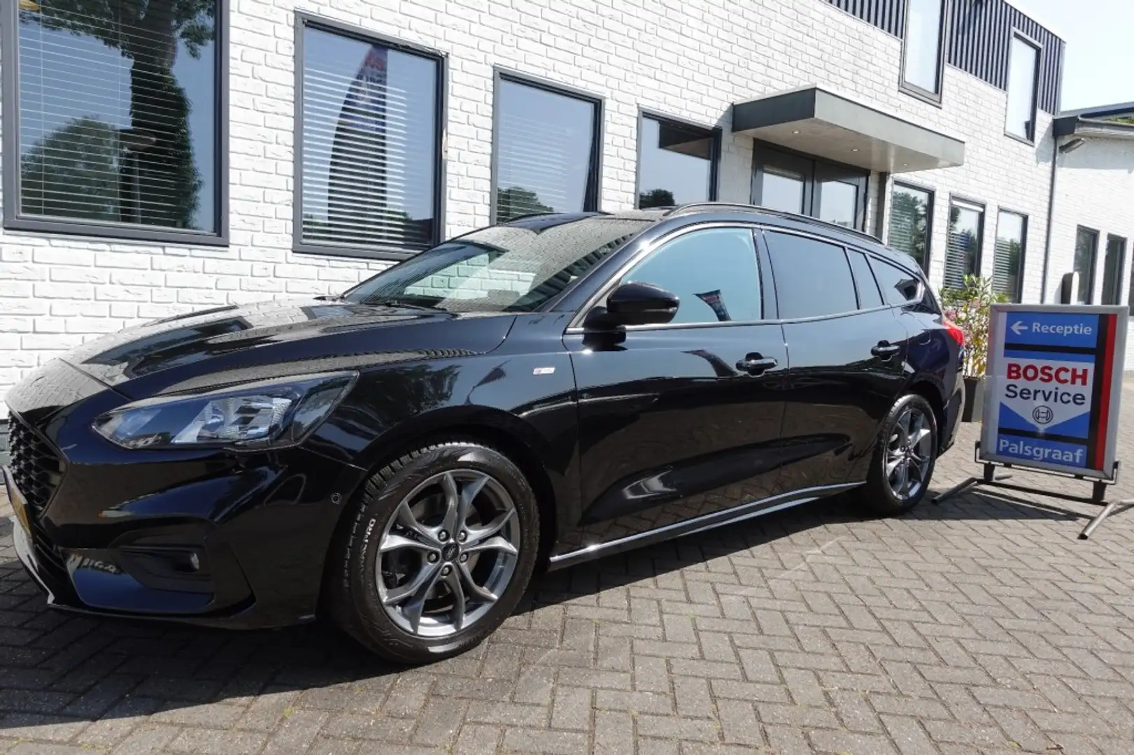 Ford Focus 1.0 EBH ST L. XBNS Zwart - 1
