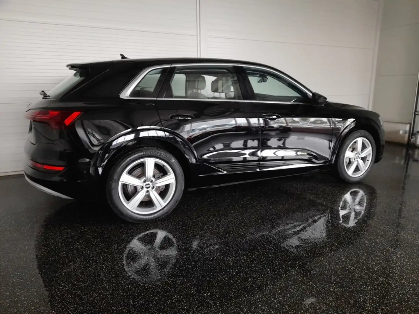 Audi e-tron 95 kWh QUATTRO "INDIVIDUAL" *NP: € 102.800,-- / LEDER MIT BELÜFTUNG UND MEMORY / SKY / B&O SOUND / KAMERA* Schwarz - 2