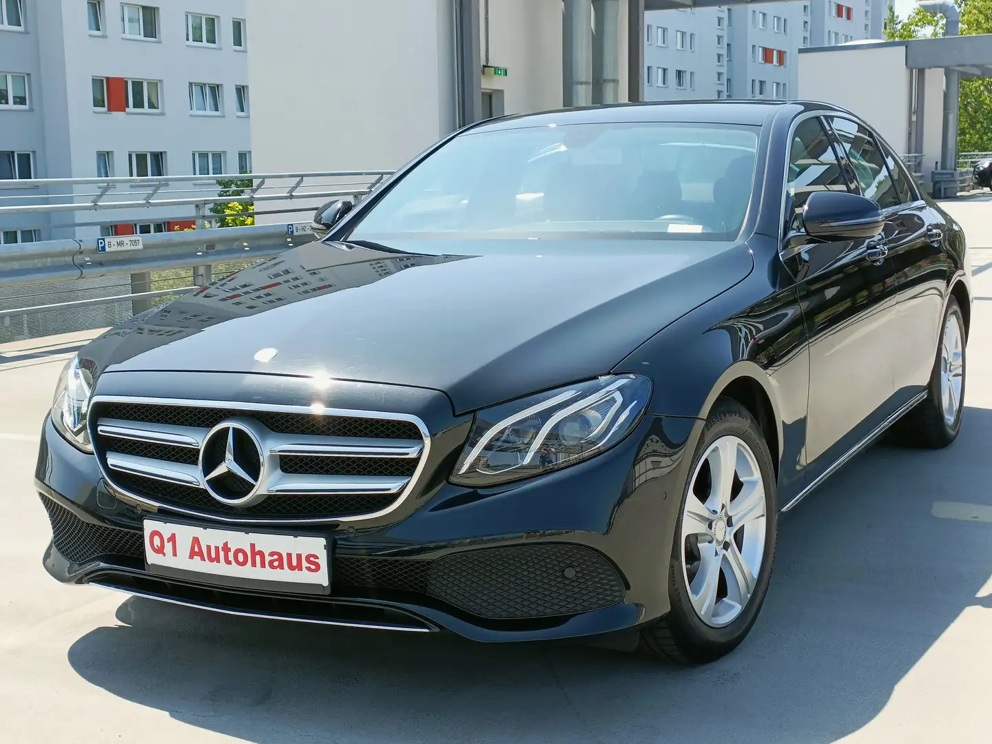 Mercedes-Benz E 200 AVANTG. LED/LEDER+SH/KAMERA/TOTI/NAVI/AMBIENTE/AHK Schwarz - 1
