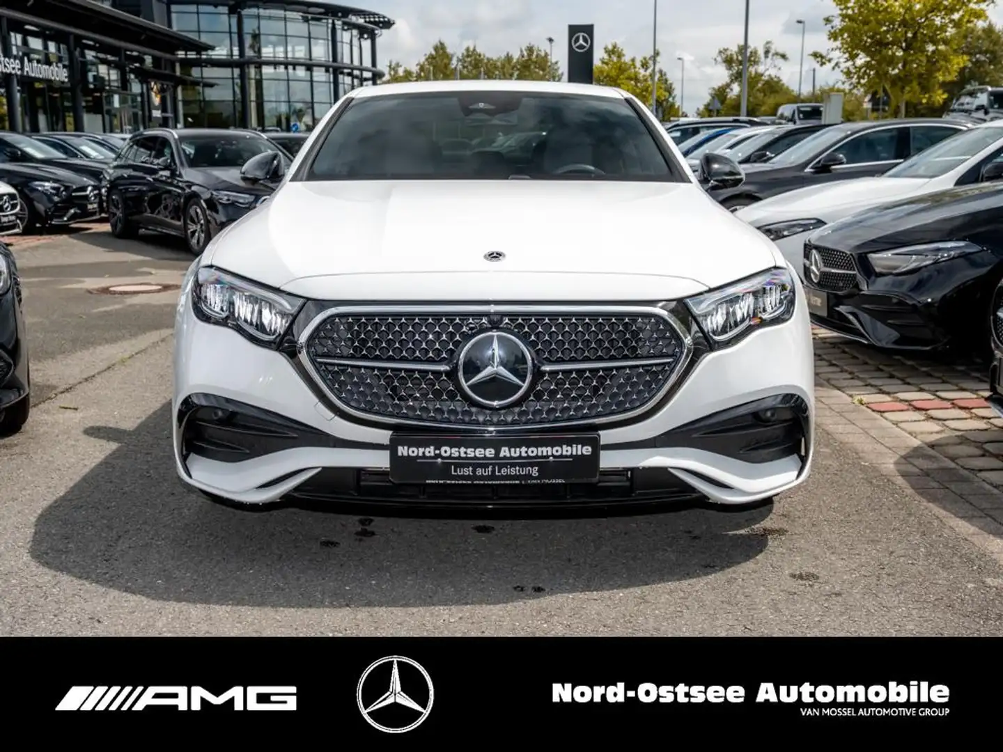 Mercedes-Benz E 200 AMG ADV NIGHT DISTRO KEYLESS 20" SZH Weiß - 2