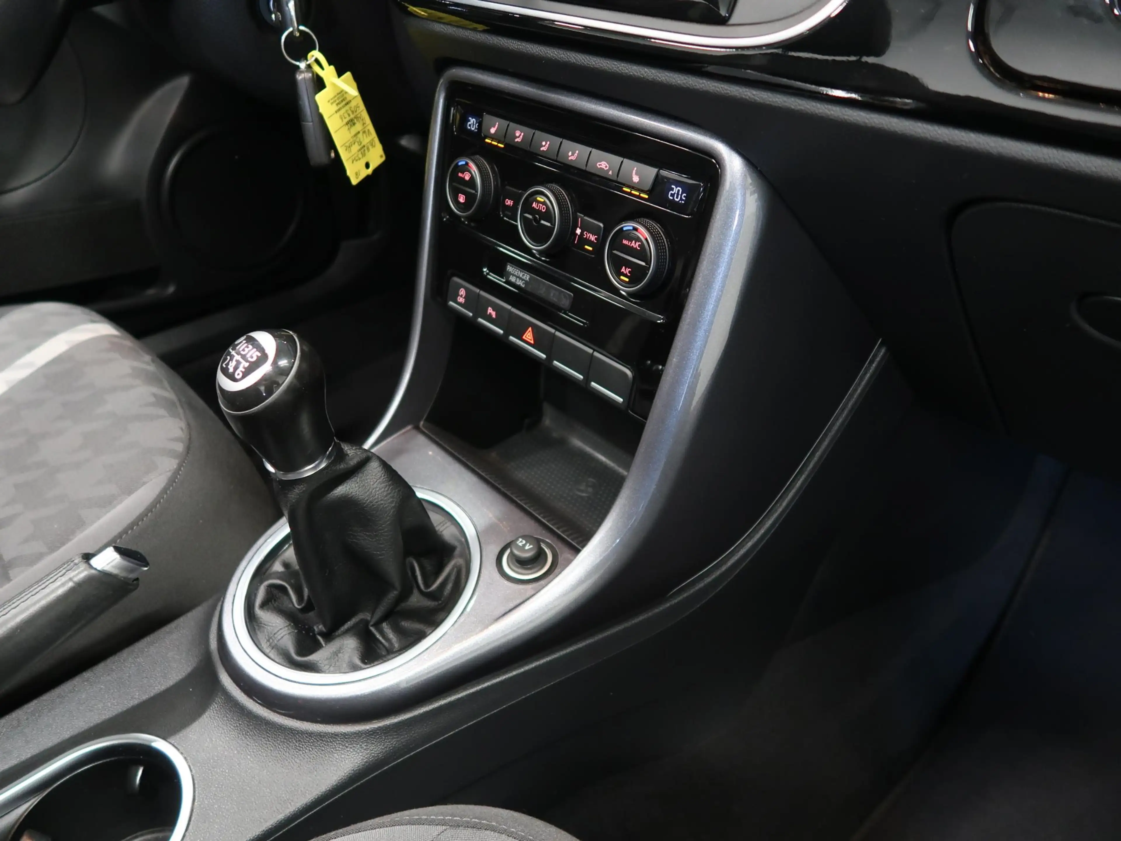 Volkswagen Beetle 1.2 TSI Design 2018 Airco-ecc Navigatie App connec — photo 41