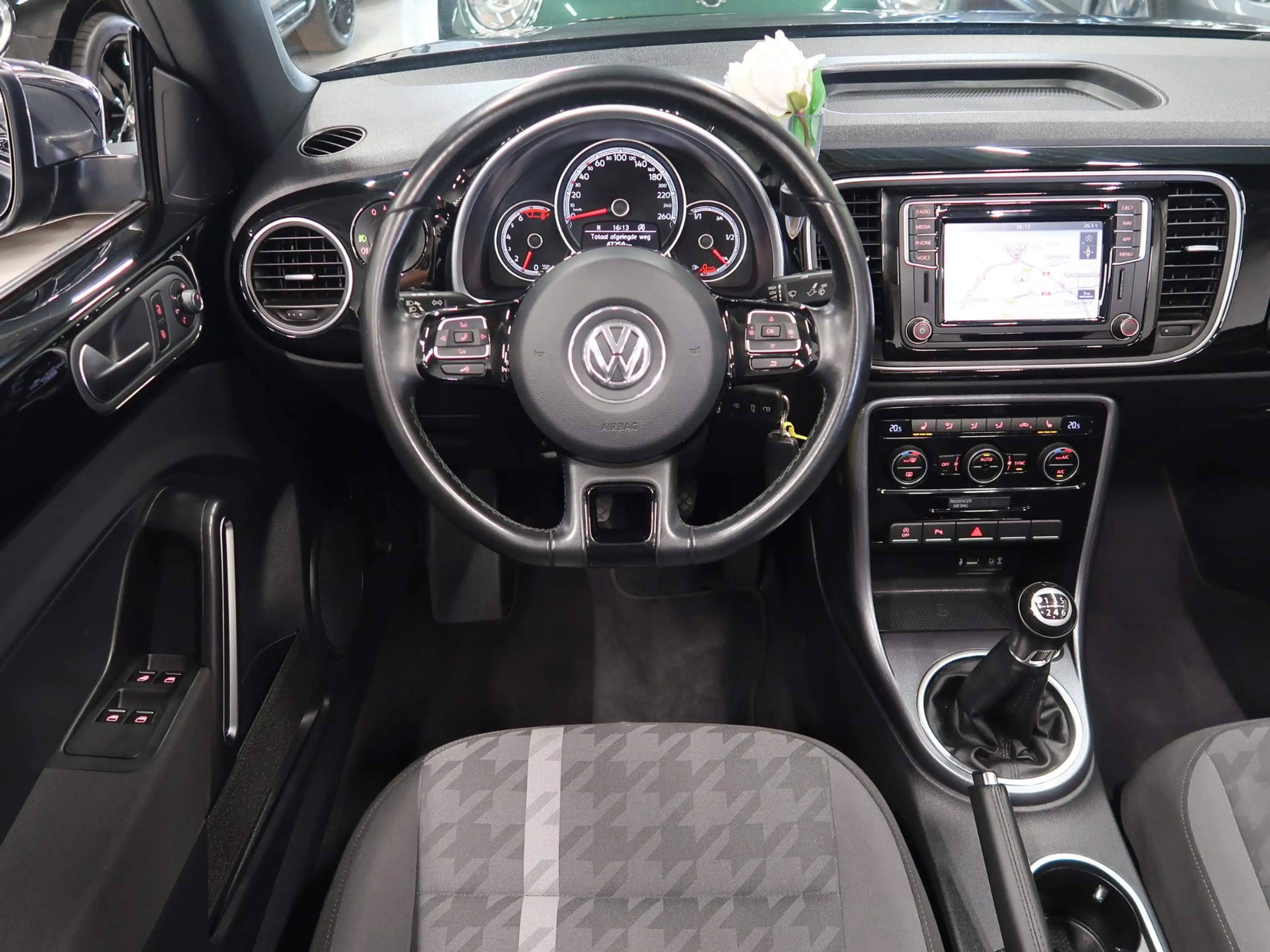 Volkswagen Beetle 1.2 TSI Design 2018 Airco-ecc Navigatie App connec — photo 6