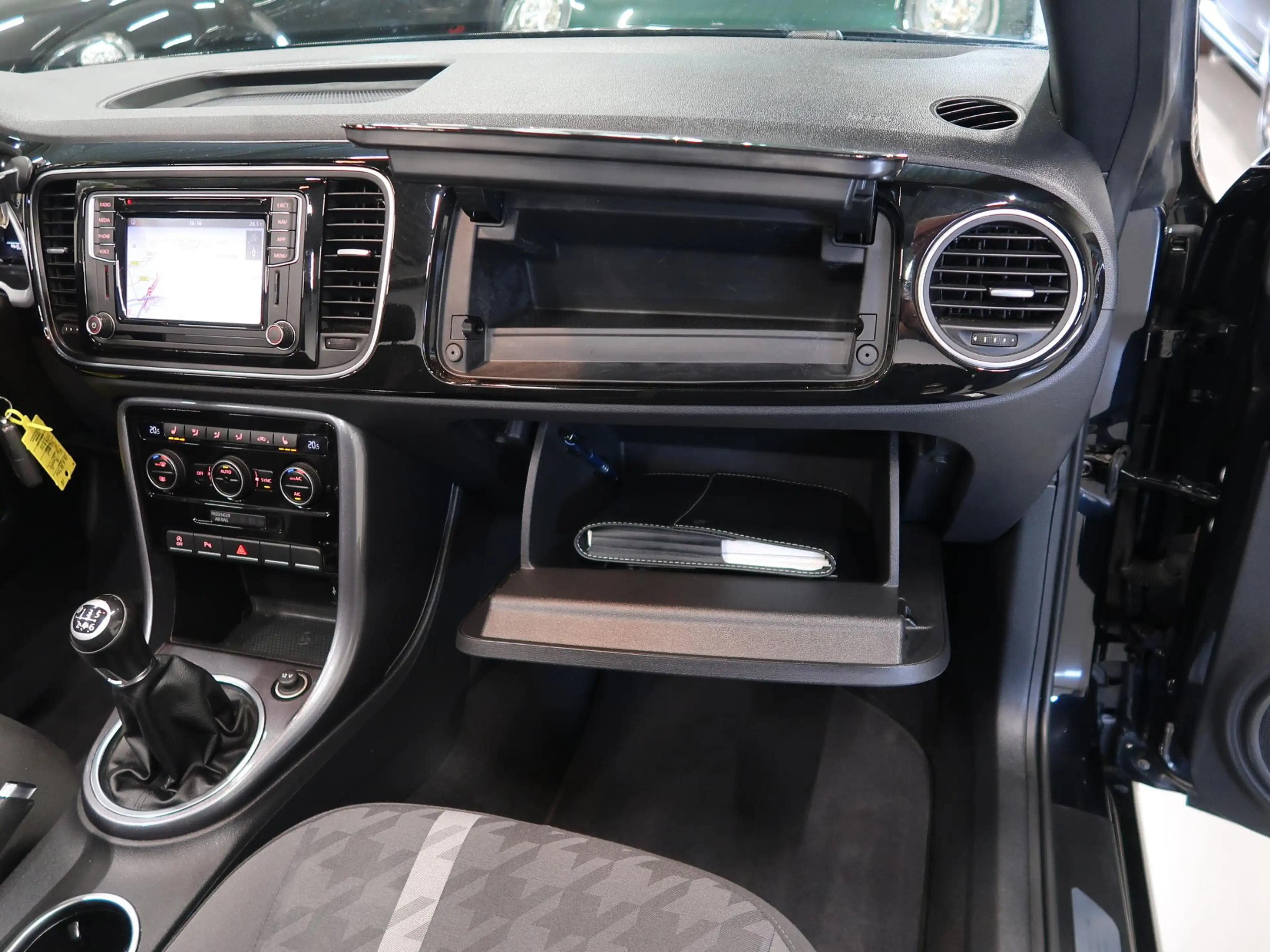 Volkswagen Beetle 1.2 TSI Design 2018 Airco-ecc Navigatie App connec — photo 40