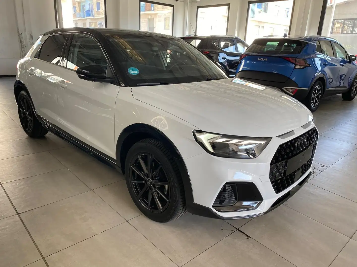 Audi A1 allstreet 1.0 tfsi 95CV identity contrast + opt Bianco - 2