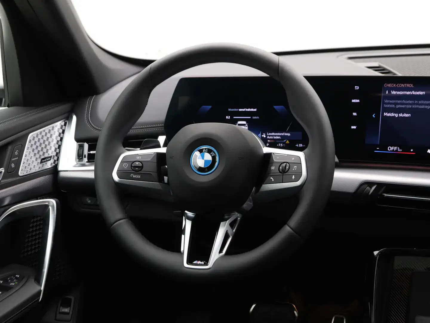 BMW iX1 eDrive20 M Sport Pro Wit - 2