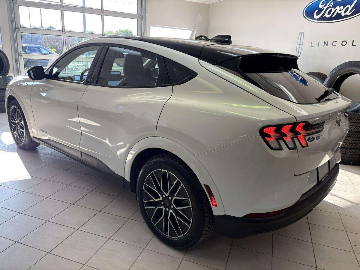 2025 Ford Mustang Mach-E PREMIUM 4RM GROSSE BATTERIE 88KWH TOIT VITRÉ — снимка 1