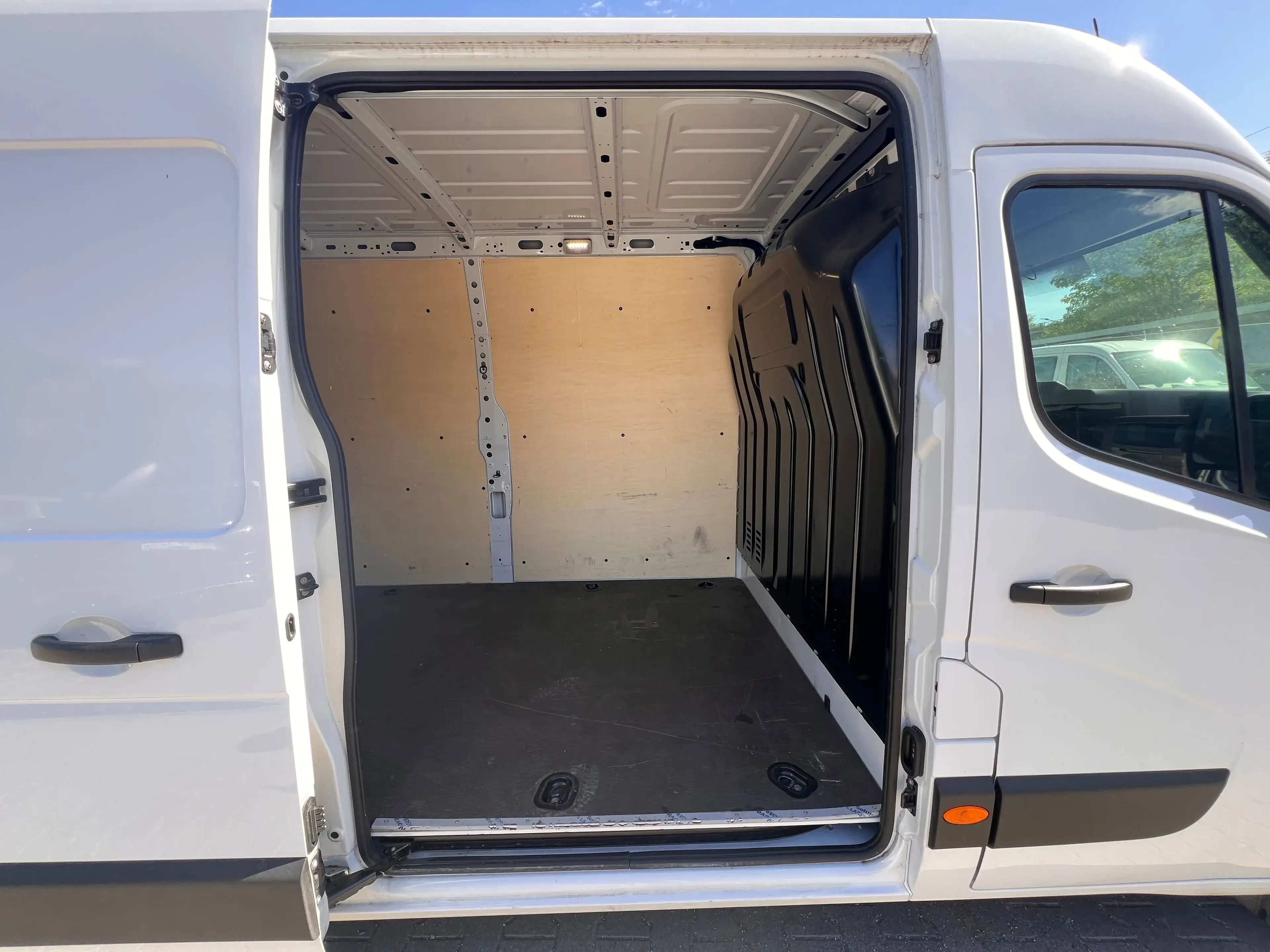 Nissan Interstar Kastenwagen L3H2 3,5t N-Connecta FWD Rückfahrkamera — photo 5