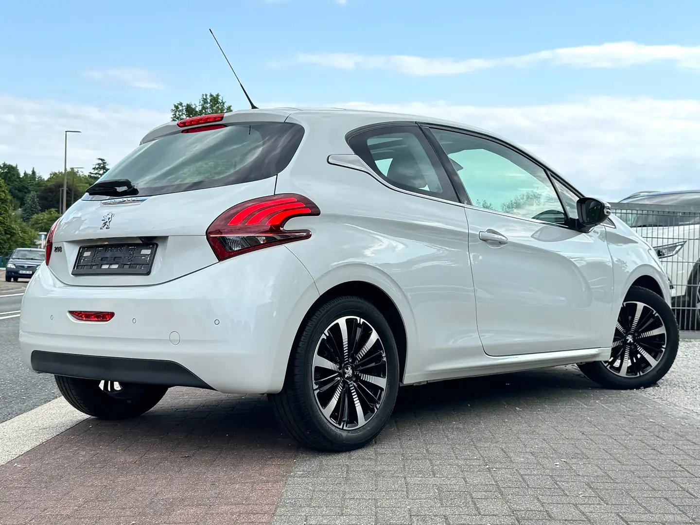 Peugeot 208 Allure Automatik Panorama Rückfahrkamera 1.Hand Weiß - 2