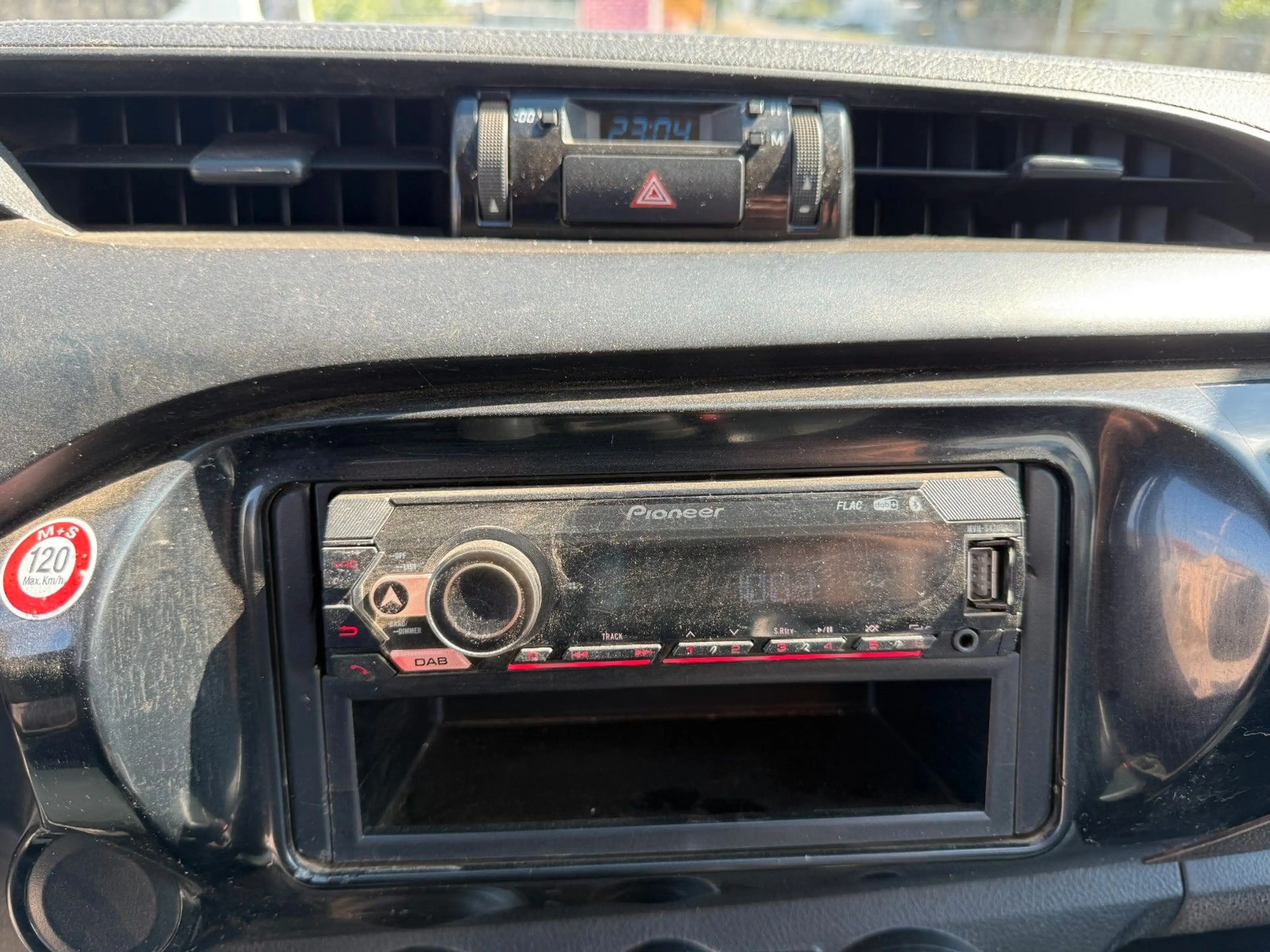 Toyota Hilux Double Cab Duty 4x4 1.Hand Leder Klima DAB — photo 13