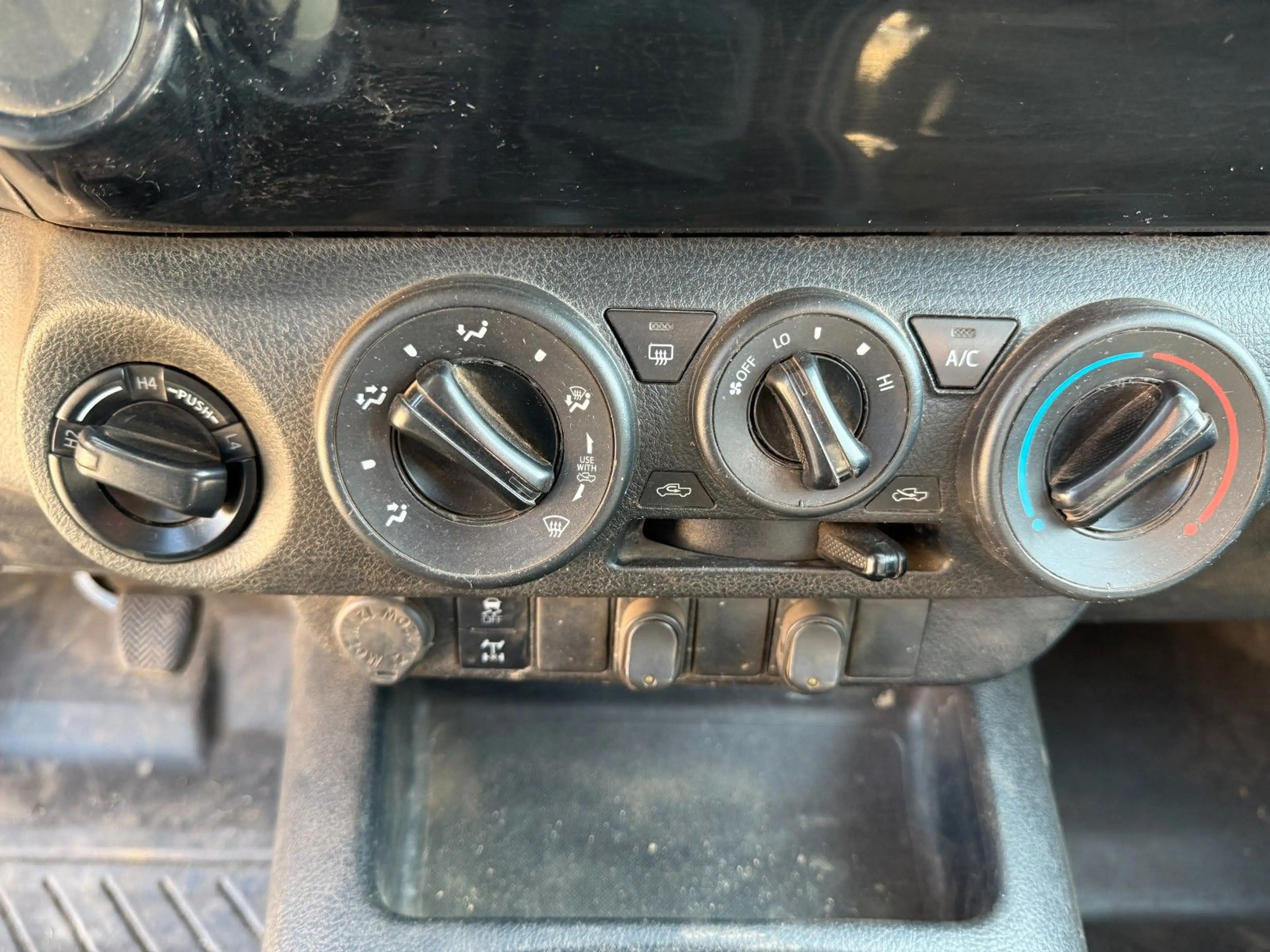 Toyota Hilux Double Cab Duty 4x4 1.Hand Leder Klima DAB — photo 14