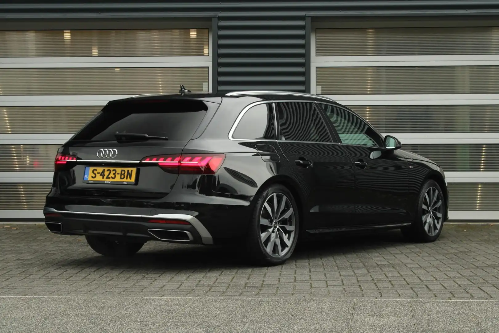 Audi A4 Avant 35 TFSI 150pk S Edition | Trekhaak | Sportst Zwart - 2