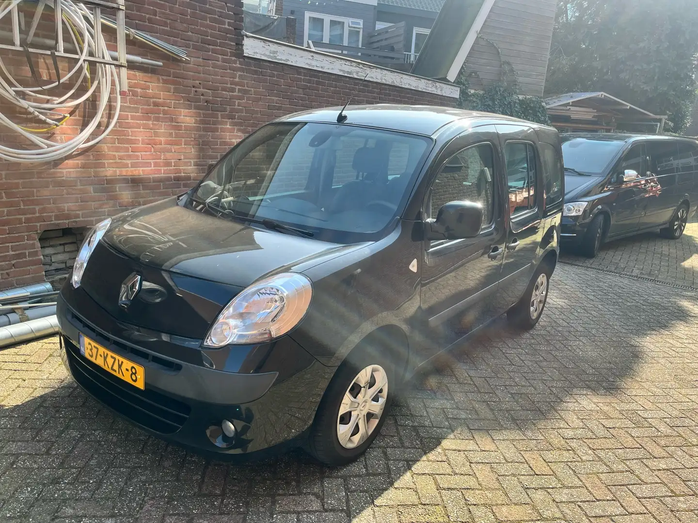 Renault Kangoo Renault Kangoo 1.6 16V 78KW Family AUT 2010 Zwart - 2