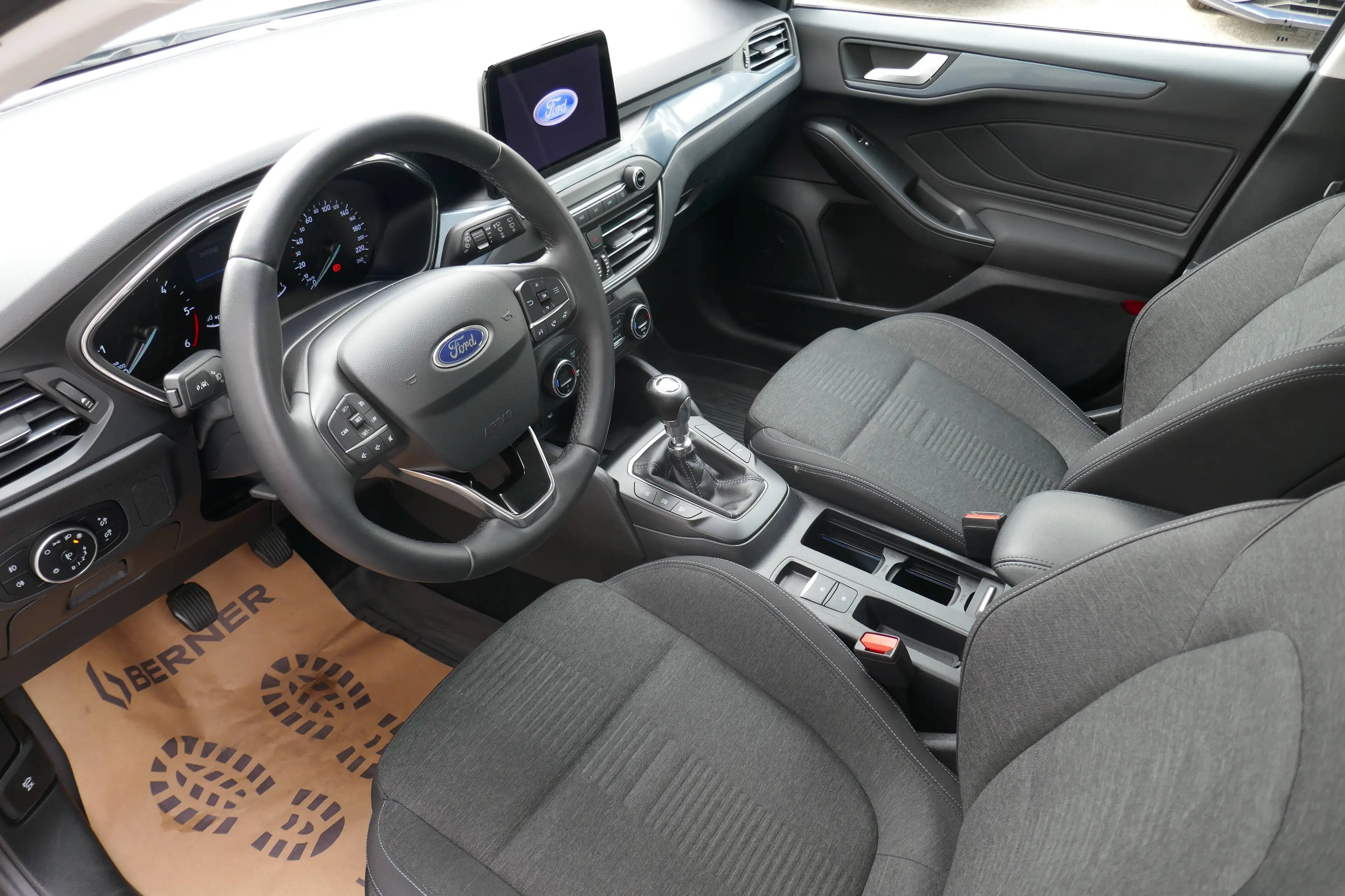 Ford Focus Active — photo 9