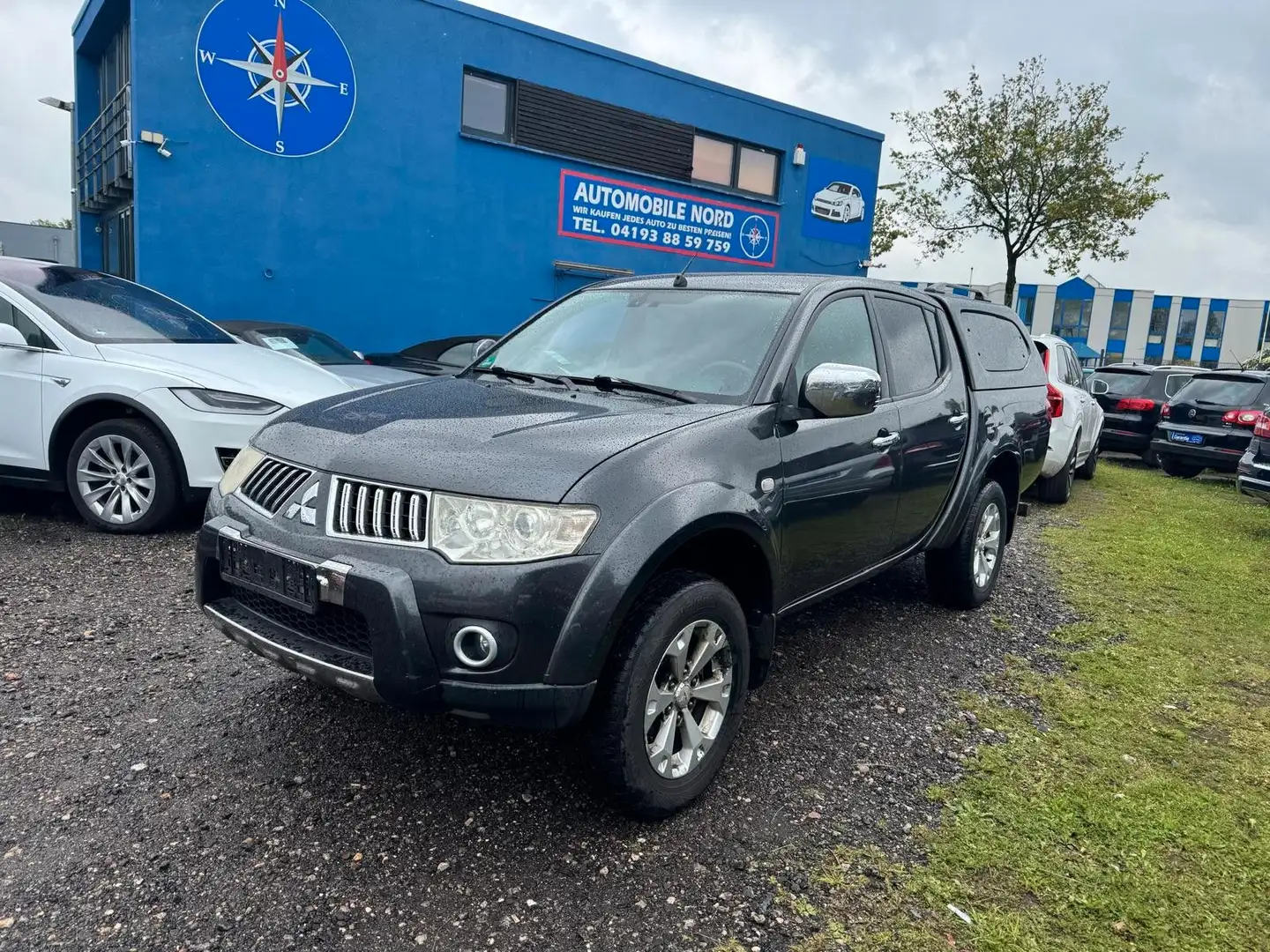Mitsubishi L200 Invite Doppelkabine 4WD Grau - 2