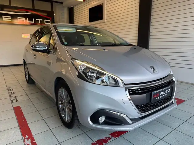 Peugeot 208 view 3