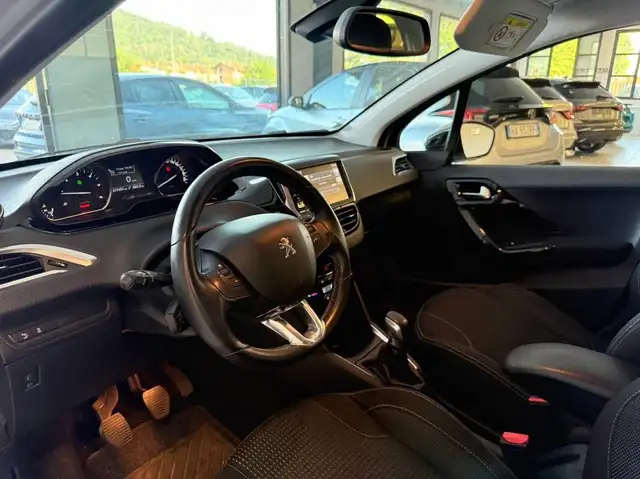 Peugeot 208 view 11