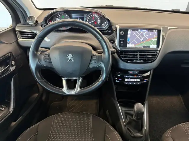 Peugeot 208 view 12