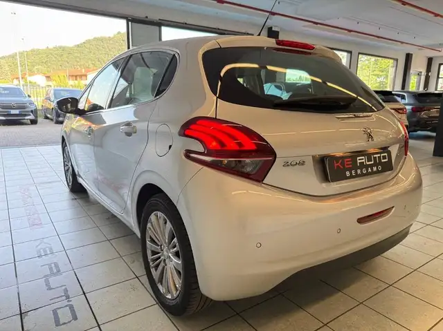 Peugeot 208 view 4