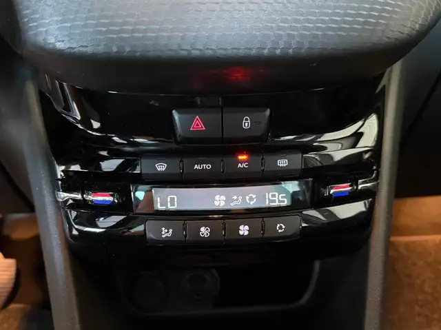 Peugeot 208 view 22