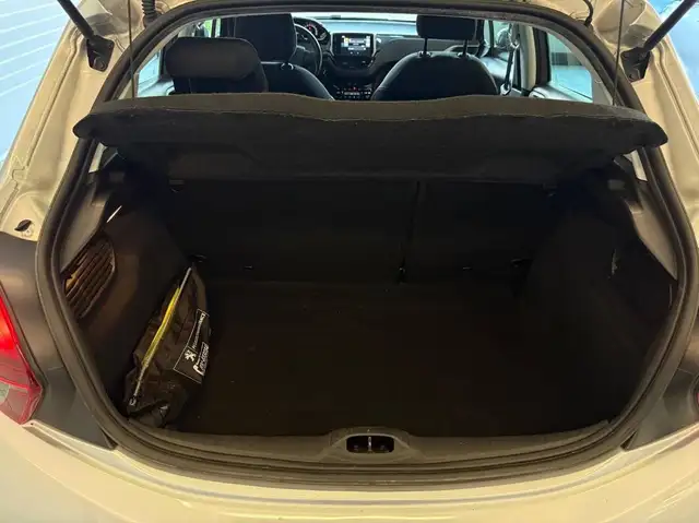Peugeot 208 view 9