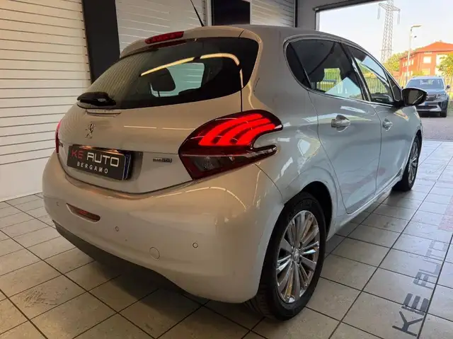 Peugeot 208 view 5