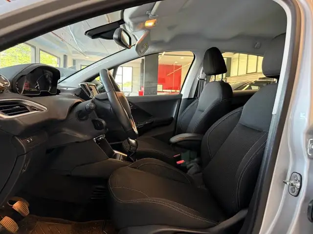 Peugeot 208 view 10