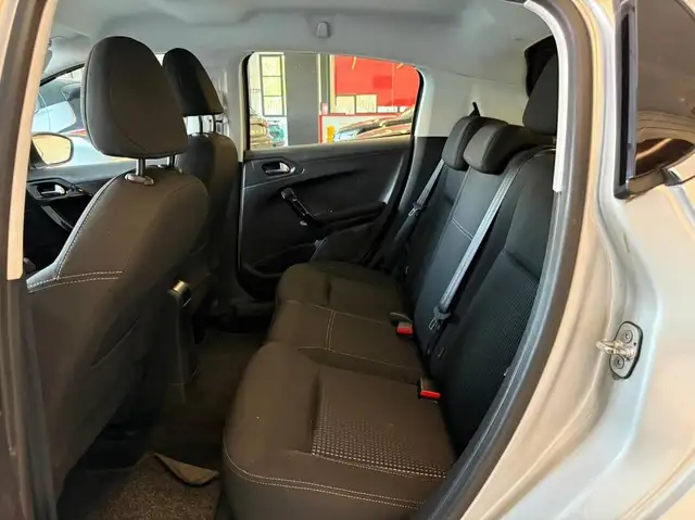 Peugeot 208 view 8