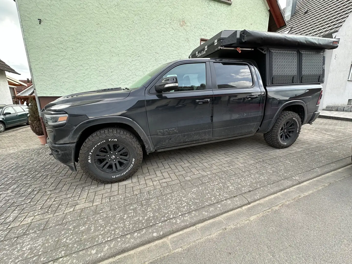 Dodge RAM 1500 Gen. 5 Limited mit Alutec CanopyCamper Schwarz - 1